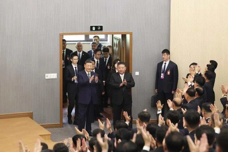 中国国家主席习近平星期二（6月9日）上午在朝鲜最高领导人金正恩陪同下，参访位于平壤的朝鲜劳动党中央干部学校。（新华社）