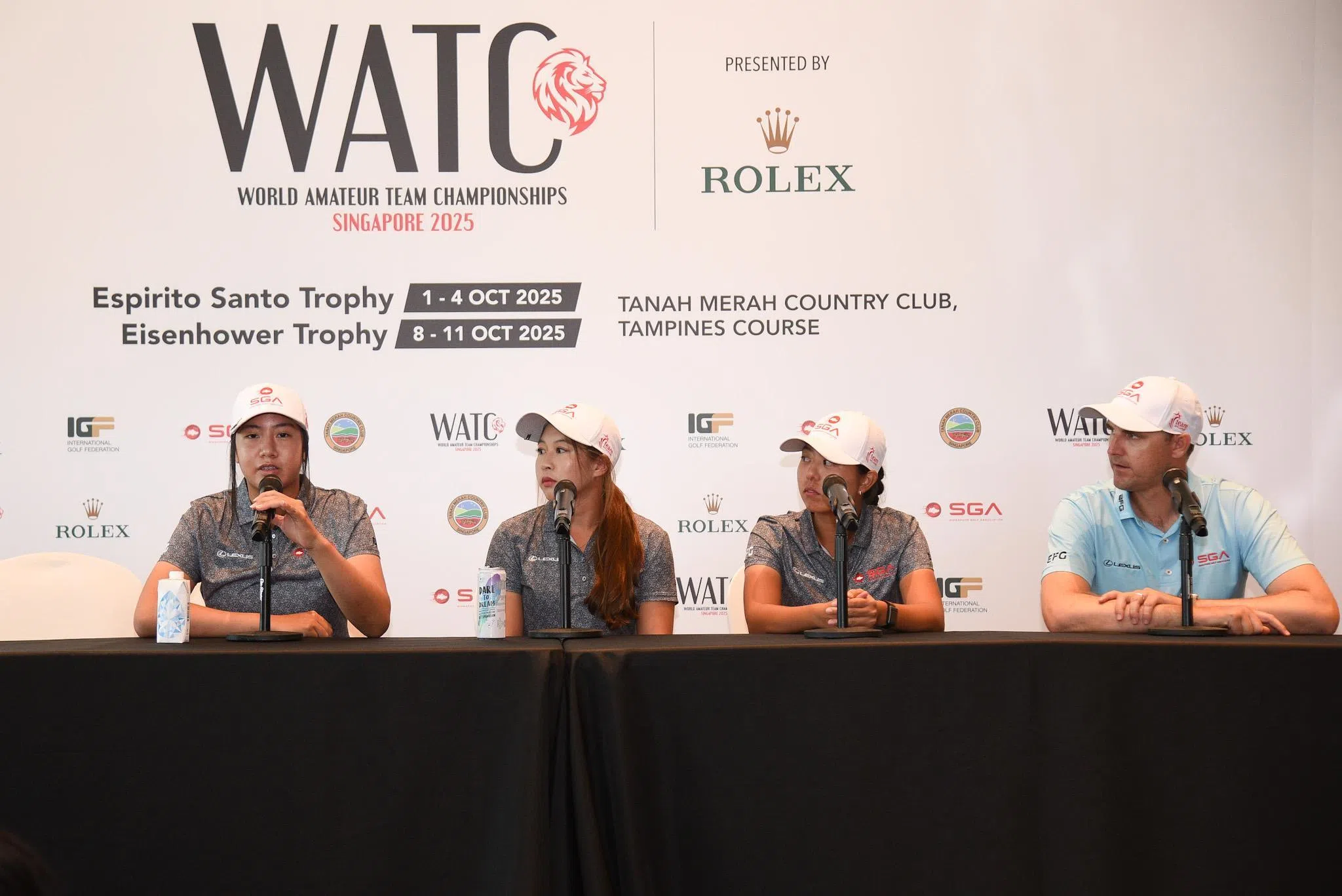 我国教练史密斯（右一）与将参赛的陈星彤（左起）、郑心汝和黄心仪出席星期二的记者会。（新加坡高尔夫球总会提供）