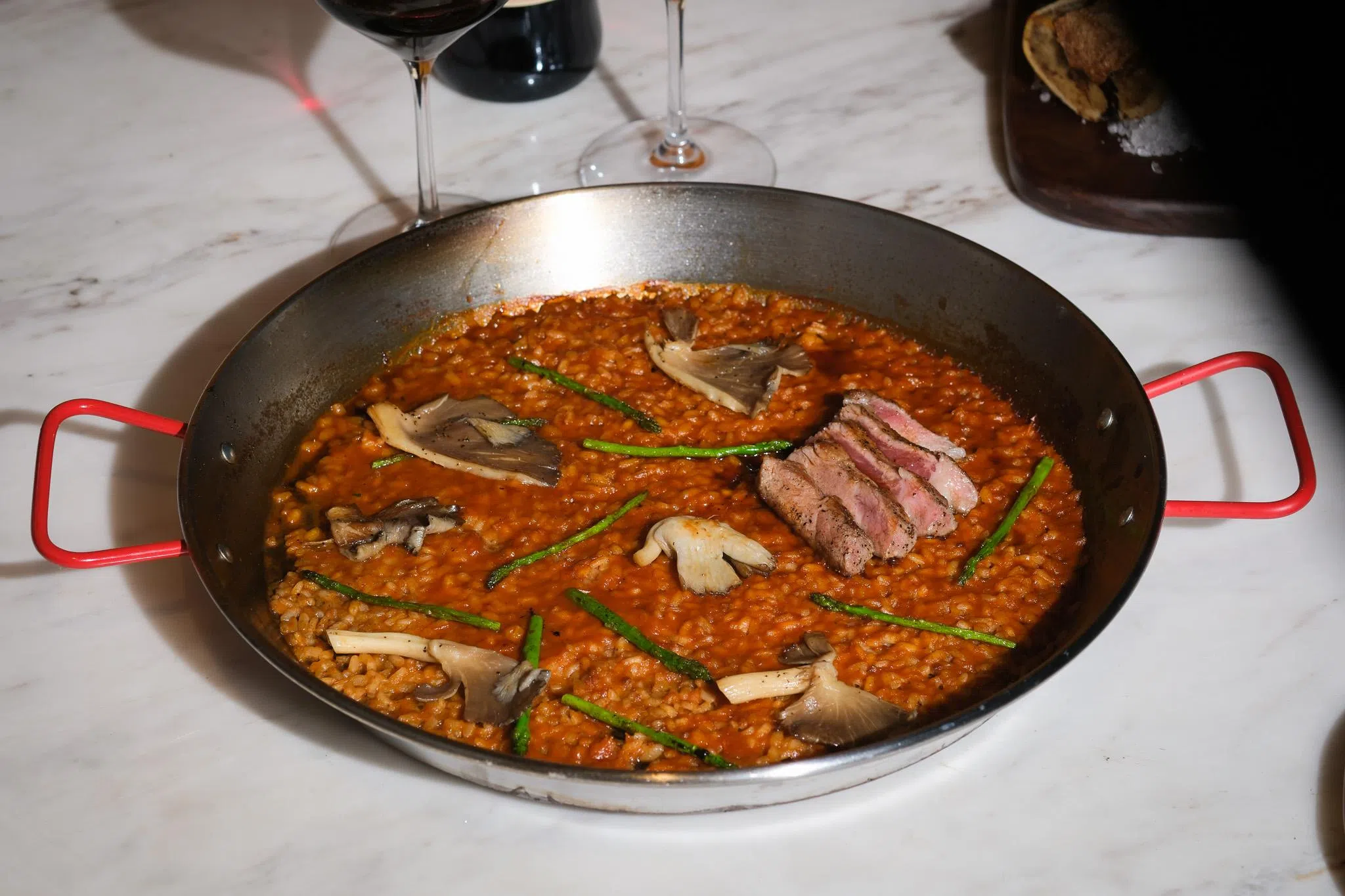 西班牙黑毛猪大锅饭咸香浓郁。（餐馆提供）