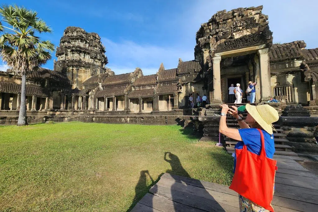 柬埔寨将从6月中起试行对中国游客免签入境政策，当局为此展开全面准备，并持续清剿网络诈骗活动，力求恢复中国游客的信心。