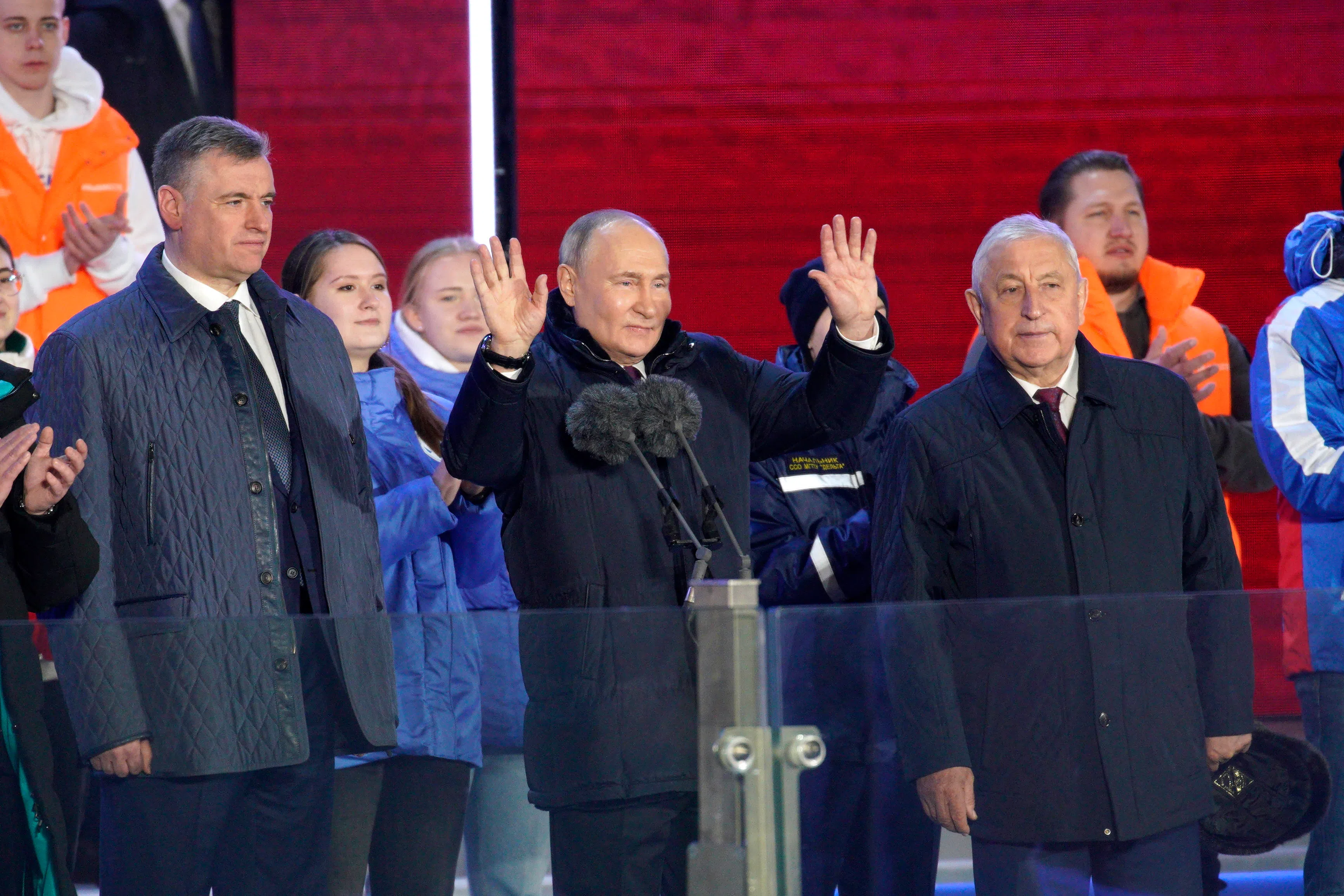 普京（中）在3月17日结束的俄罗斯总统选举取得压倒性胜利。（路透社）