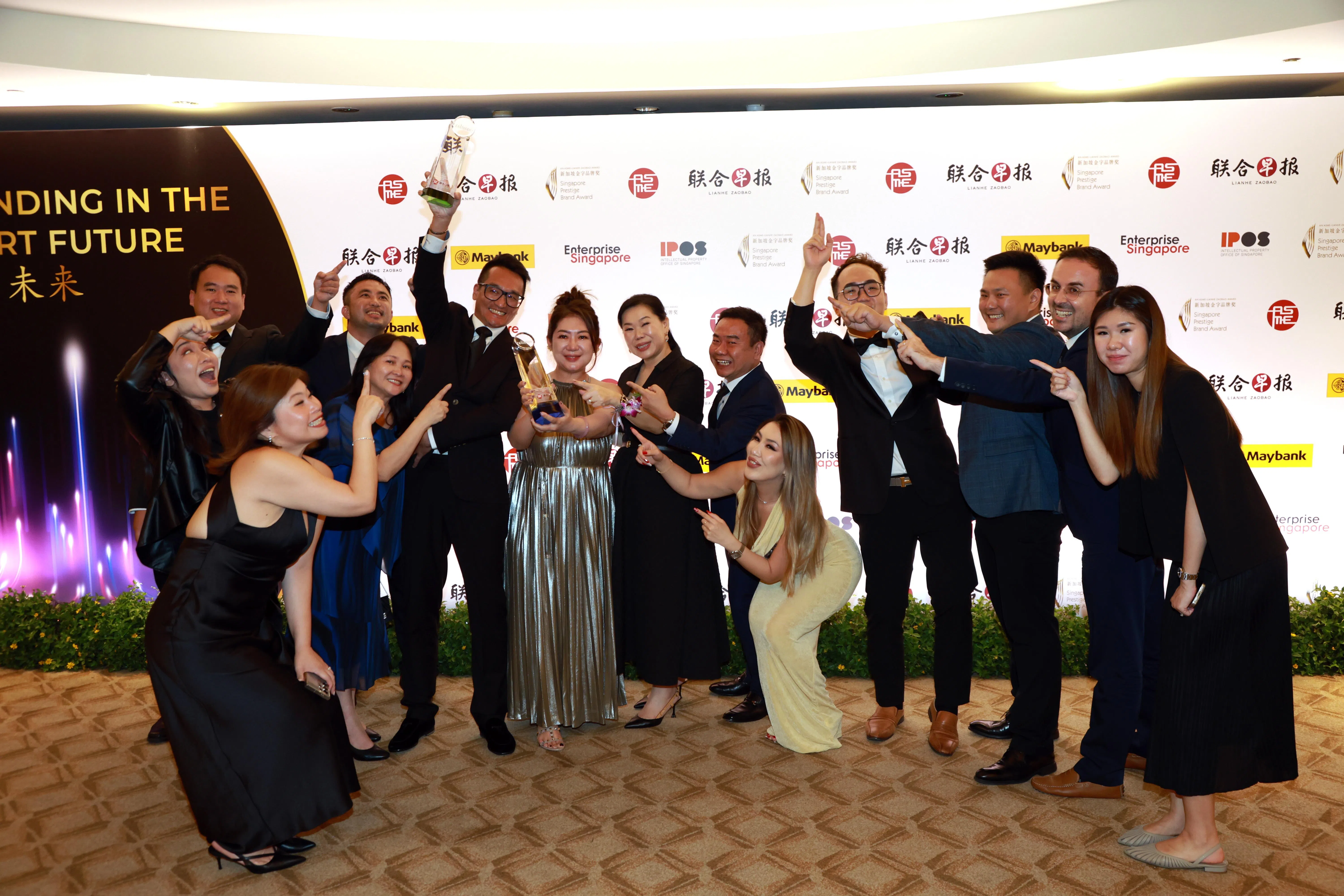 共居品牌合乐屋（Coliwoo）获得潜质品牌奖以及该组别的转型奖，颁奖典礼结束后，团队成员来个大合照！（邝启聪摄）