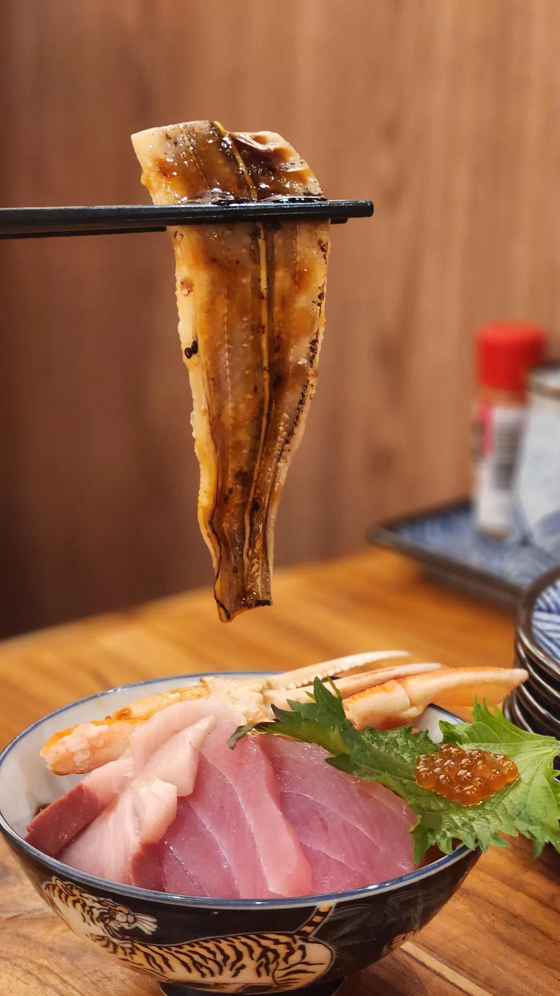 Tora-San的虎王海鲜丼选用脂肪含量比较少，肉质更细腻紧实的海鳗（anago）。（陈爱薇摄）