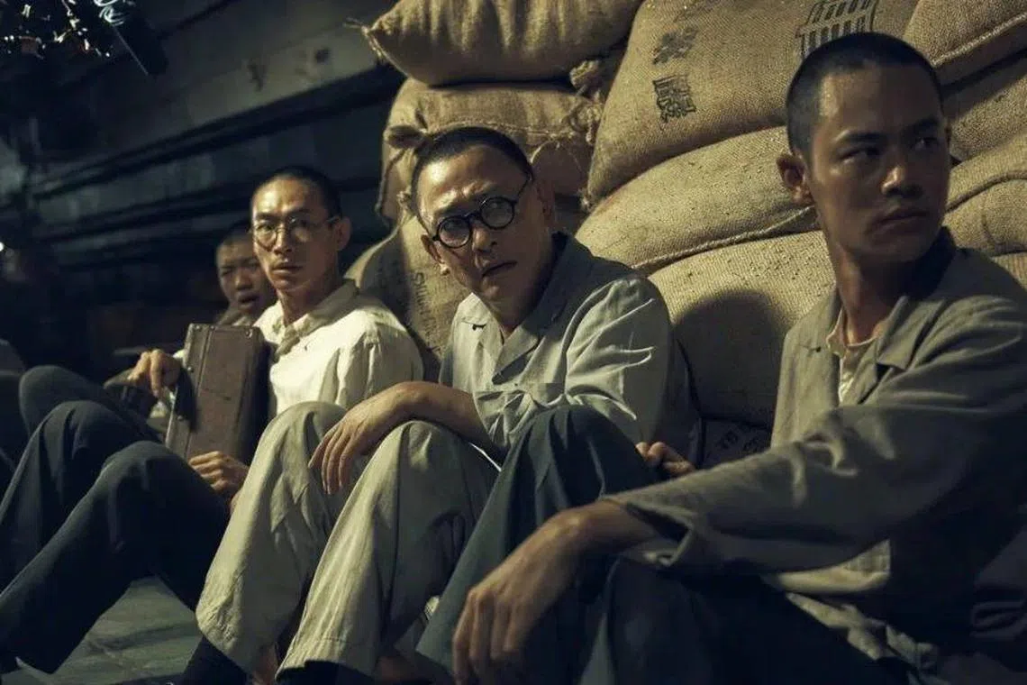 夏腾宏（右起）、王识贤和黄河饰演的医生，因为政治原因被送到绿岛的训导处。（互联网）