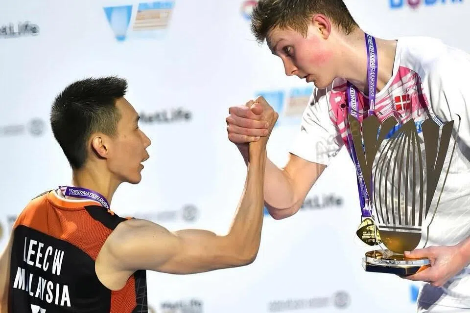 丹麦羽毛球名将安赛龙退役，羽坛众将纷纷送上祝福，“四大天王”时代中最晚退役的马来西亚传奇李宗伟也发文，欢迎安赛龙加入“退役俱乐部”。