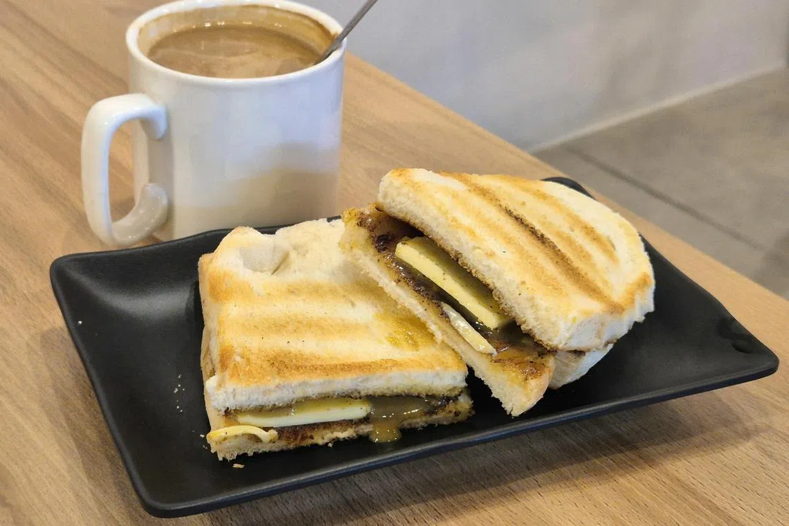 面包双面烤得焦香酥脆，加上蛋香咖椰和厚片牛油，每一口都是传统。（陈爱薇摄）