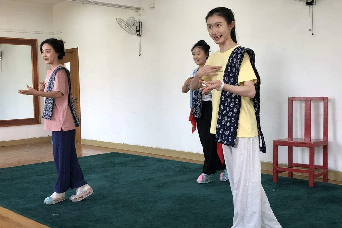 上海戏剧学院旗下的戏曲学院，学生在名师指导下学戏的情景。（谢燕燕摄）