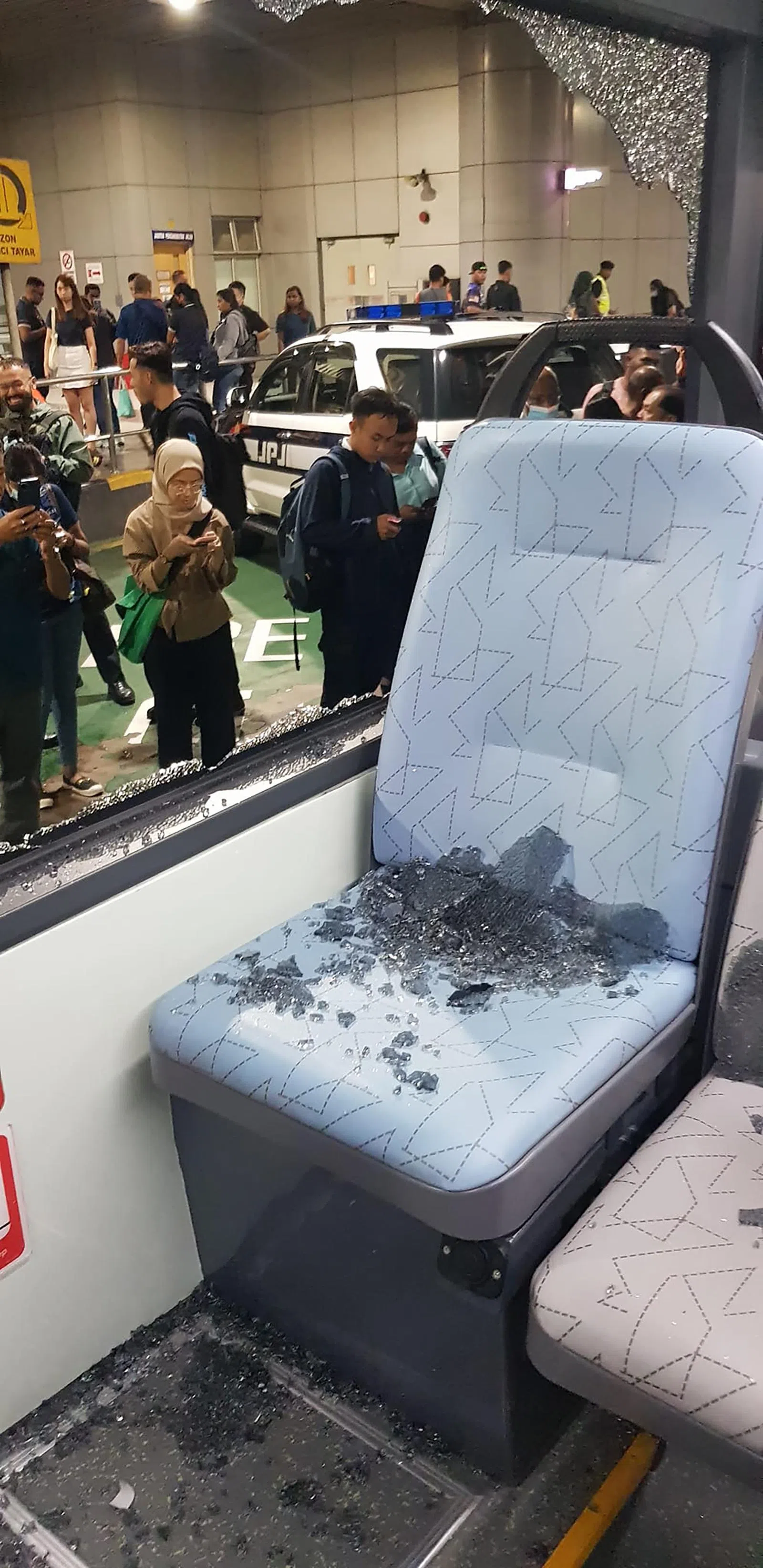 事发后，巴士玻璃碎片洒落在座位上。（取自网络）