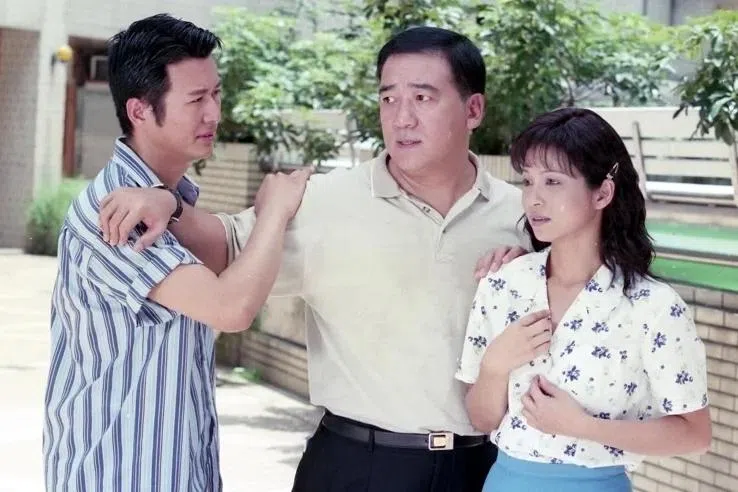 孙兴（左起）、赵学煌和杨贵媚曾在花系列《孽女花》剧中合作。（互联网）