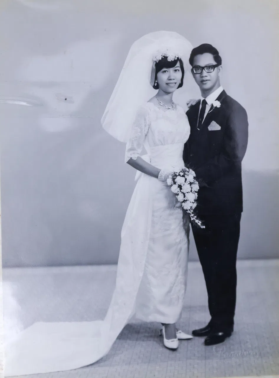 郭鸿均（右）和李美眉在1965年3月31日举办婚礼，新娘的婚纱是花了65元租来的。（受访者提供）