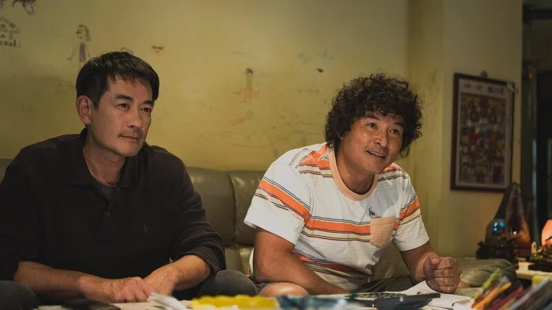 李铭顺（右）为了《做工的人》电影版增胖到超过100公斤，左为同片演员柯叔元。（互联网）