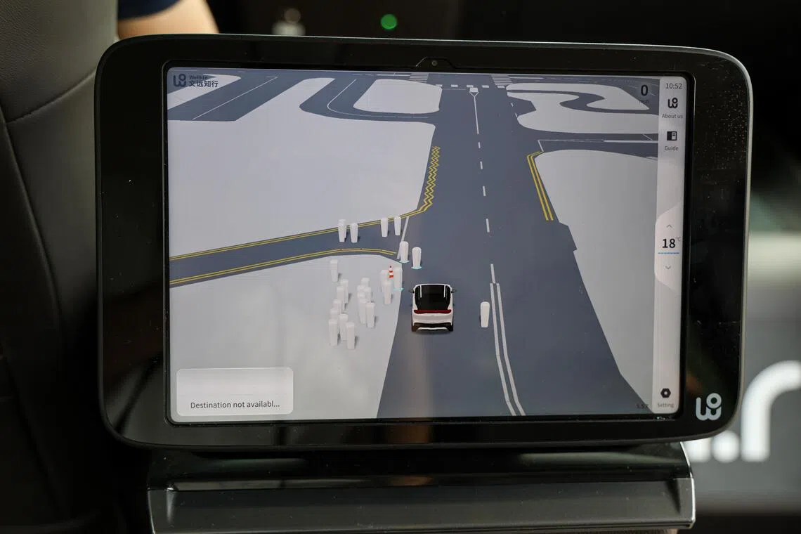 自动驾驶车内设有屏幕，乘客可看到周围的行人和物品等。（关俊威摄）