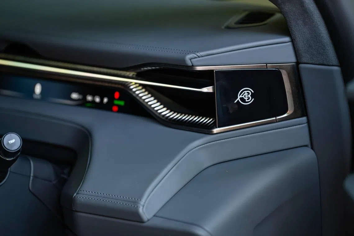 车室仪表盘简约，从左到右都有LED氛围灯，一大设计重点是纤细触屏。（路特斯提供）