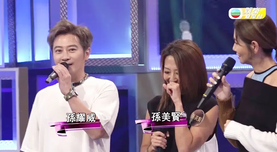 孙耀威（左）去年上歌唱节目力挺妹妹孙美贤。（互联网）