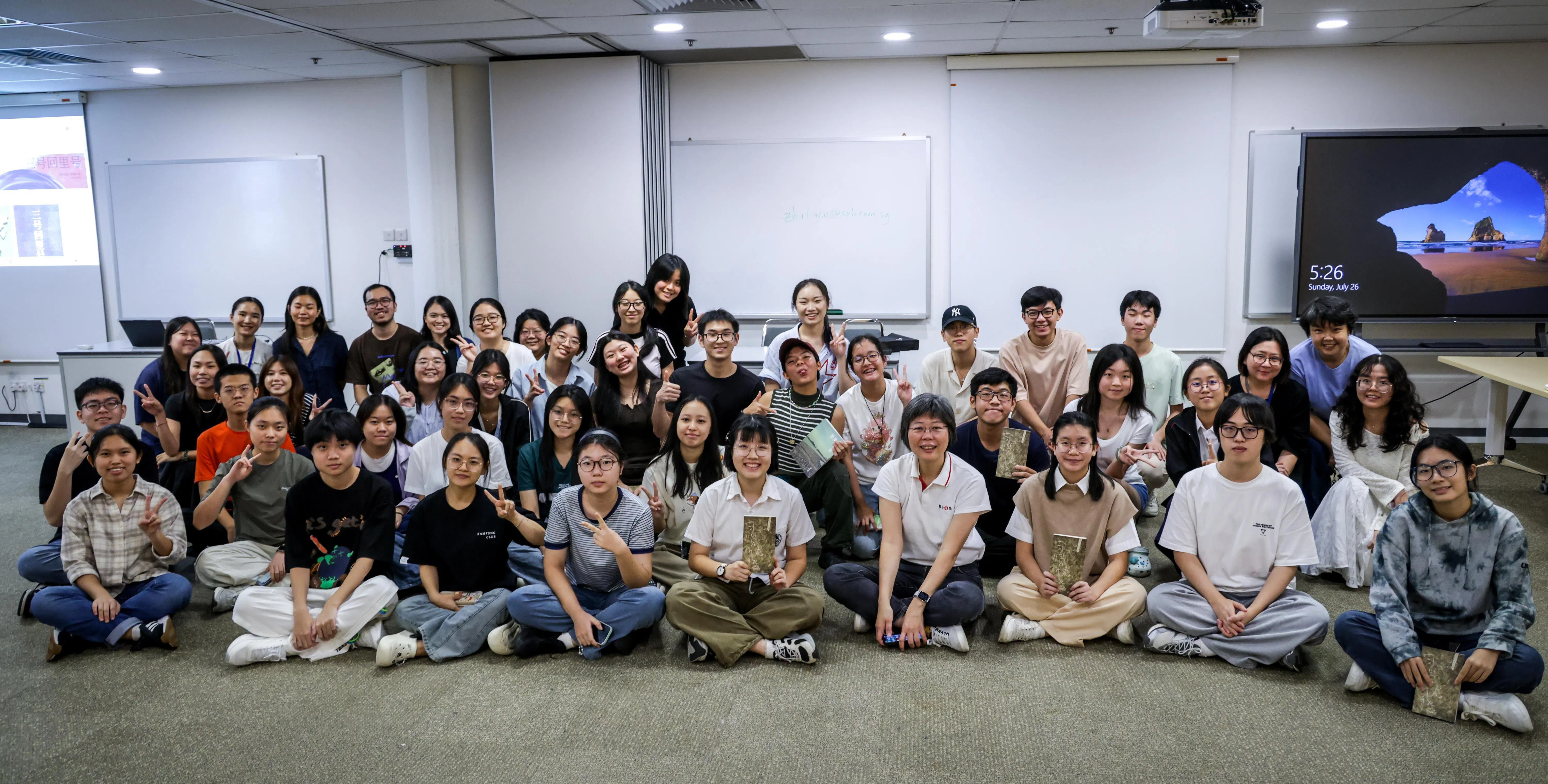 李慧玲送给提问的青年作者自己早年自费出版、已经绝版的文集《习惯忧愁》。（叶振忠摄）