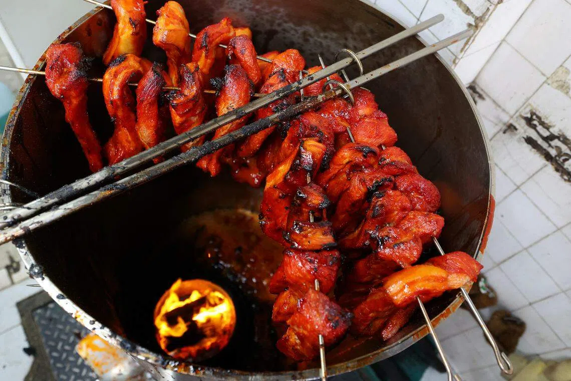 以炭火烤出来的叉烧脂膏丰腴，肉香浓郁。（林明顺摄）