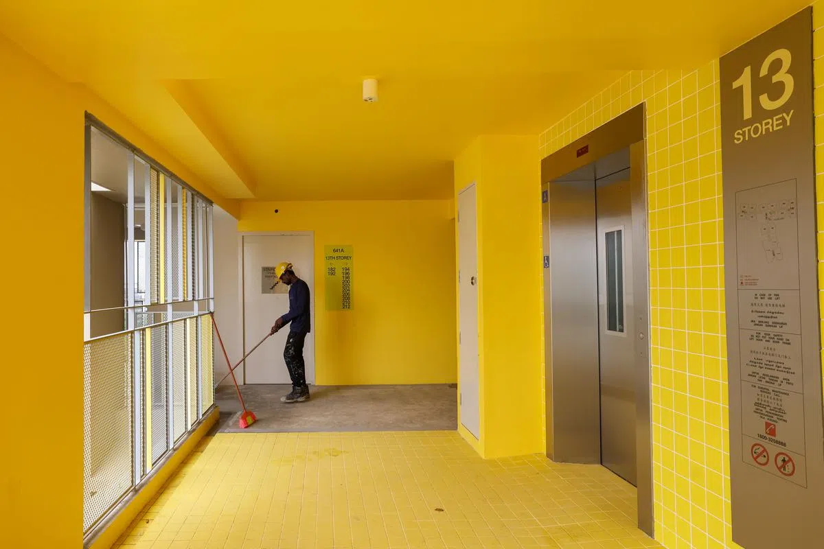 有居民认为黄色电梯口看起来“金灿灿”，比红色好很多。（卓祾祎摄）