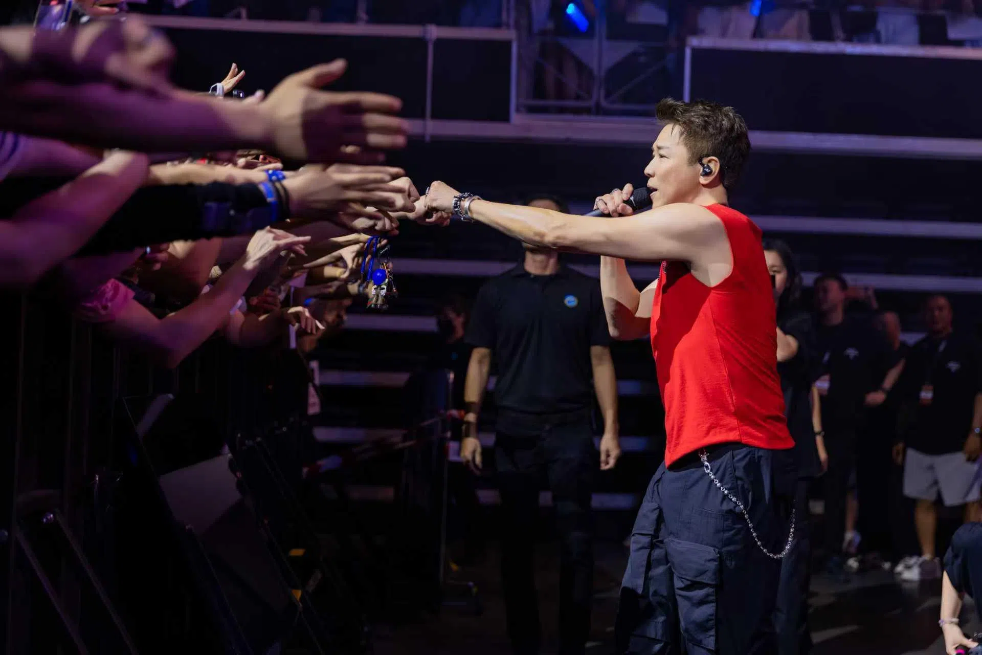 陶喆走到台下和歌迷近距离互动。（Live Nation提供）