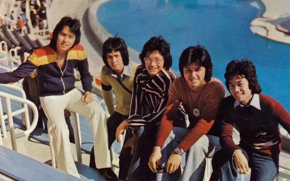 锺镇涛（右二）在温拿乐队中年龄最轻、“辈分”最低。（互联网）