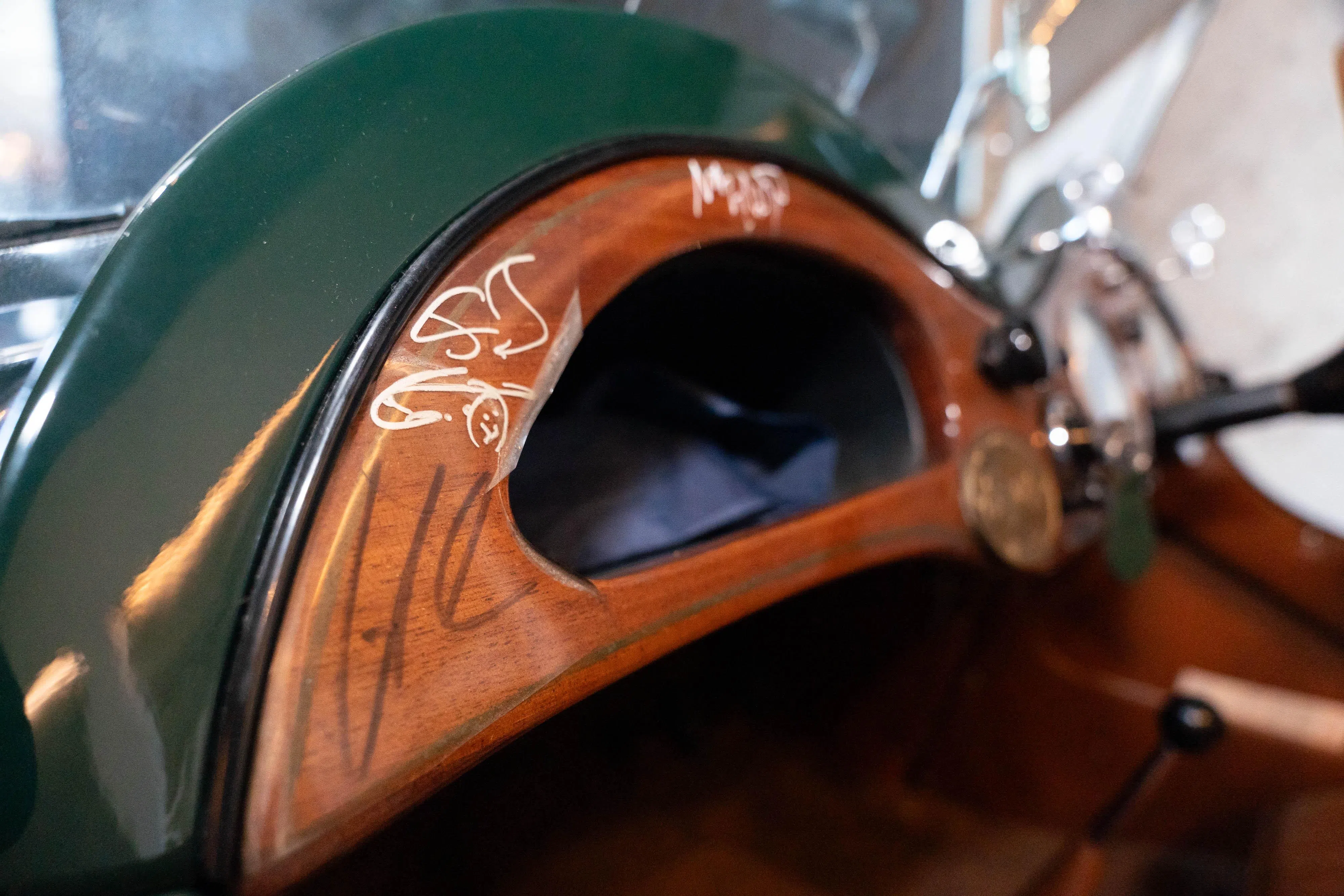 费斯塔彭在潘昭烈的老爷车上签名留念。（特约摄影张荣）