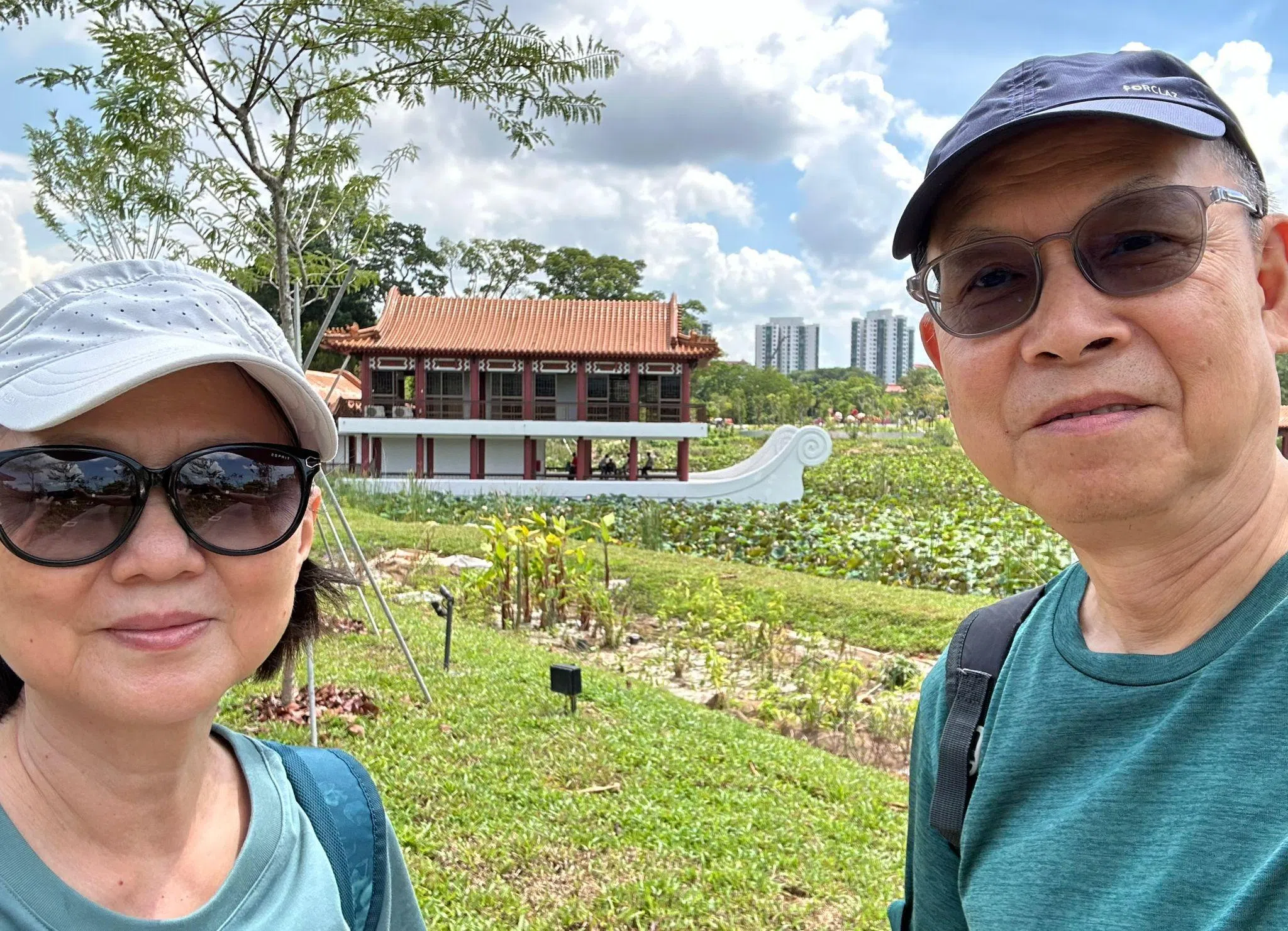 虎威和太太到重新开放的裕华园徒步，重温40年前在那里拍结婚照的情景。（受访者提供）