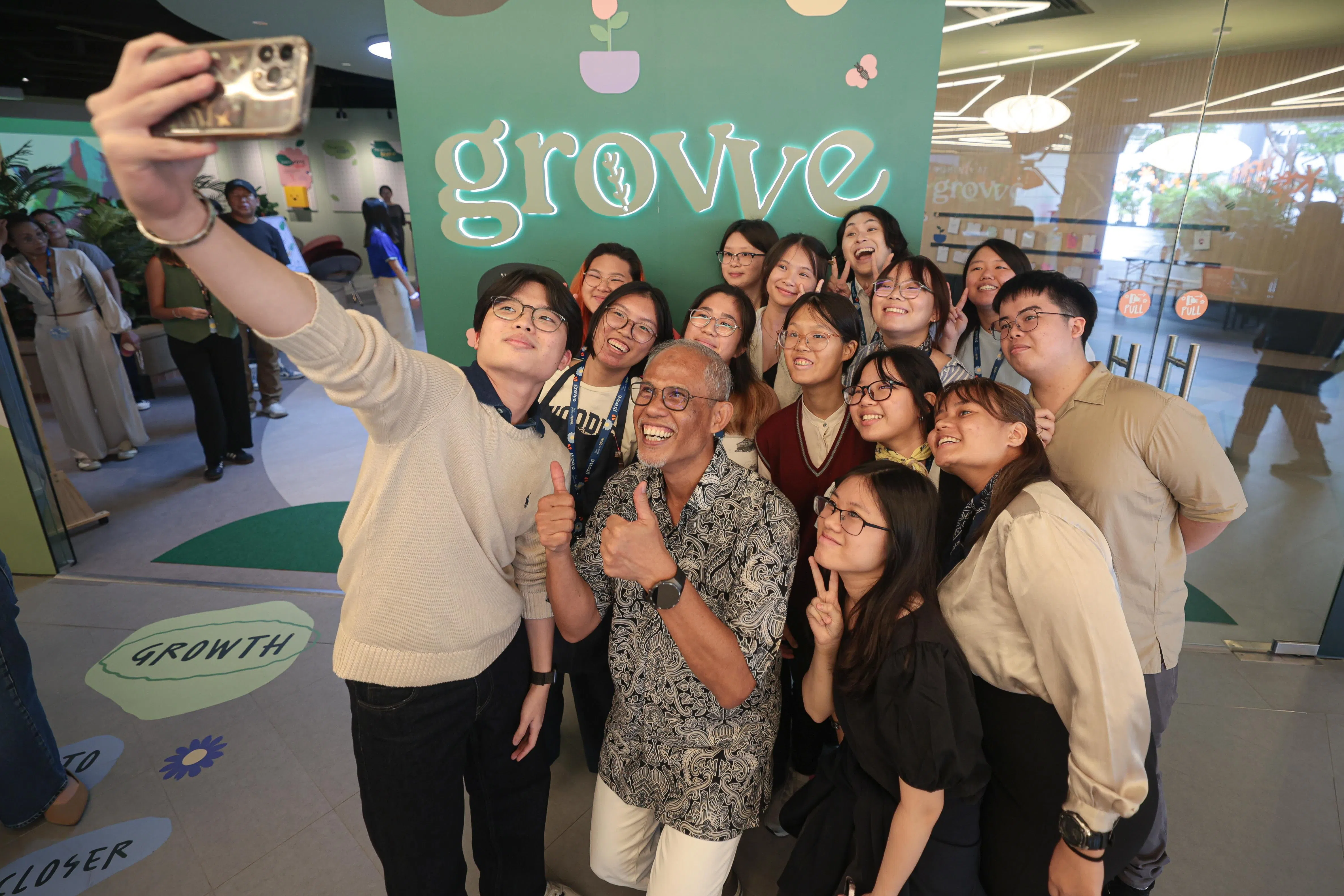 社会及家庭发展部长马善高（前排左二）为青年心理健康中心grovve主持开幕仪式时，与青年合影。他透露，自4月试营运以来，中心已吸引超过4800名青年参与各项活动与服务。（李冠卫摄）