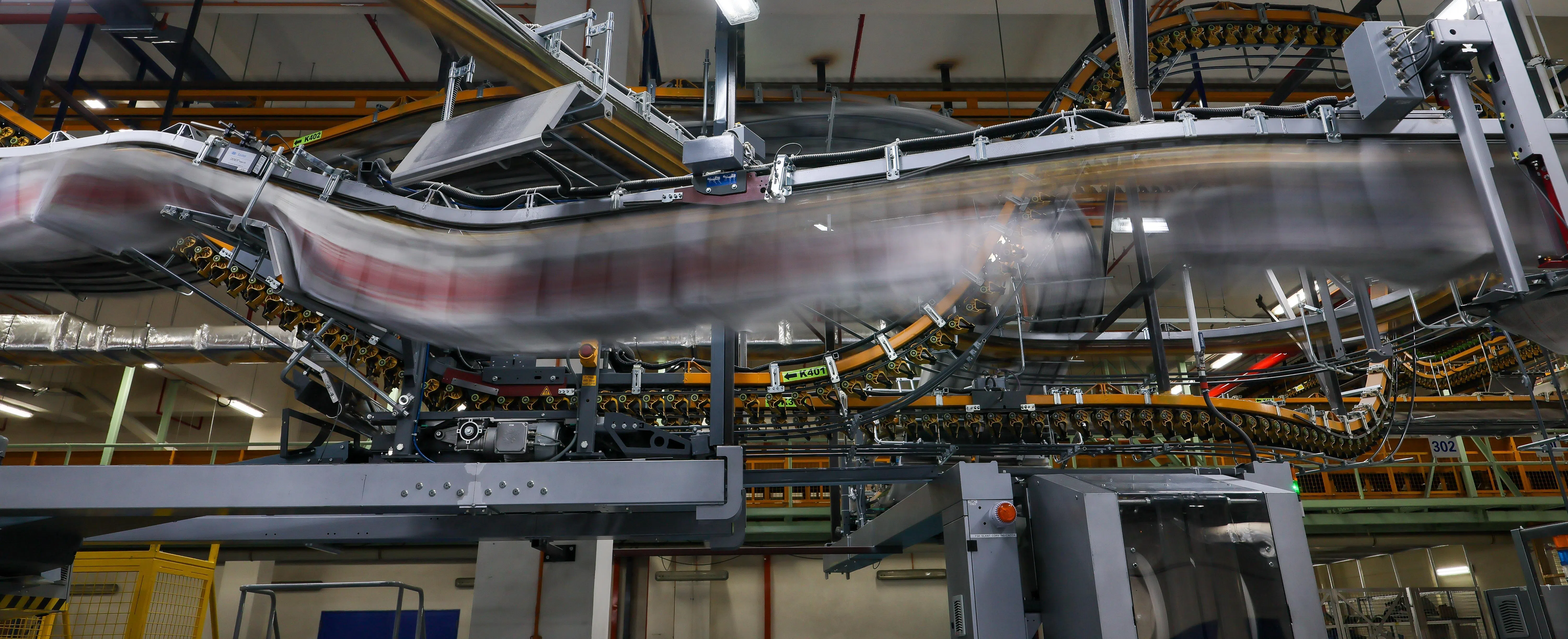 线性的输送带宛如一条信息河，“新闻满天飞”在印刷厂里成了一道真实风景。（龙国雄摄）