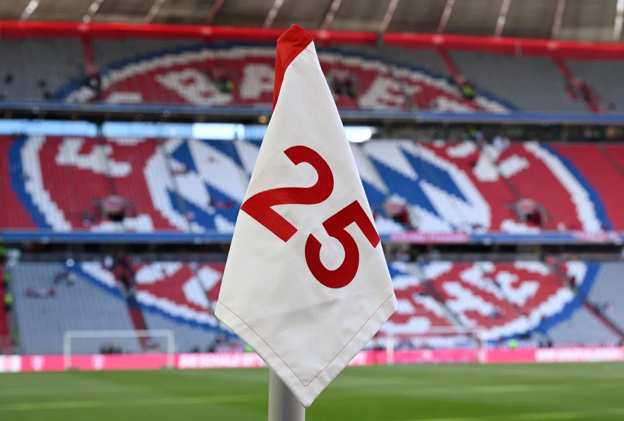 本场比赛，拜仁特别换上了写有“25”字样的角旗，向25号球员穆勒致敬。（路透社）