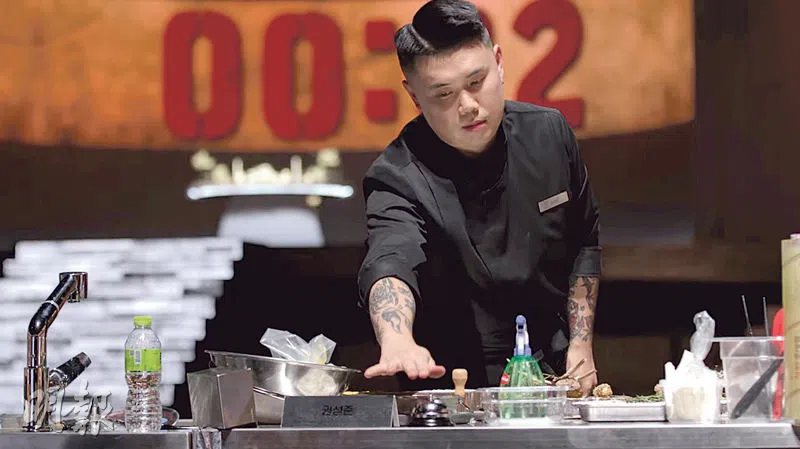 宋仲基坦承被权圣晙主厨圈粉。（互联网）