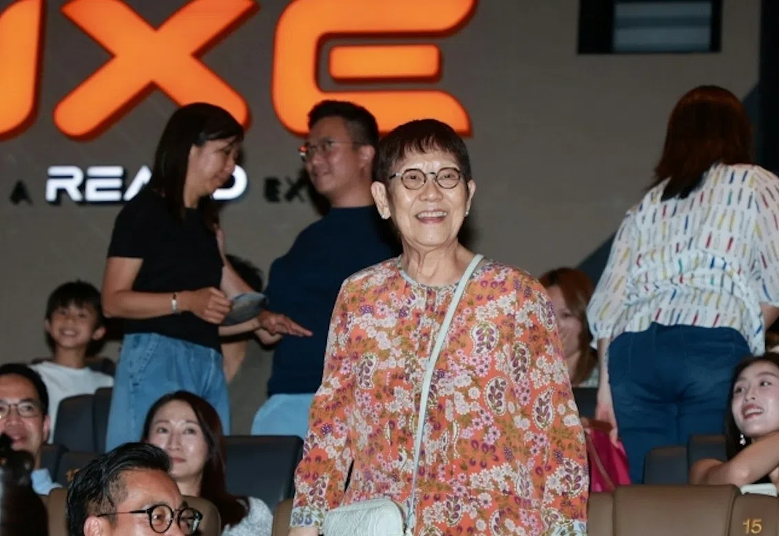 星妈（中）也出席了这次的谢票会，为儿子加油打气。（互联网）