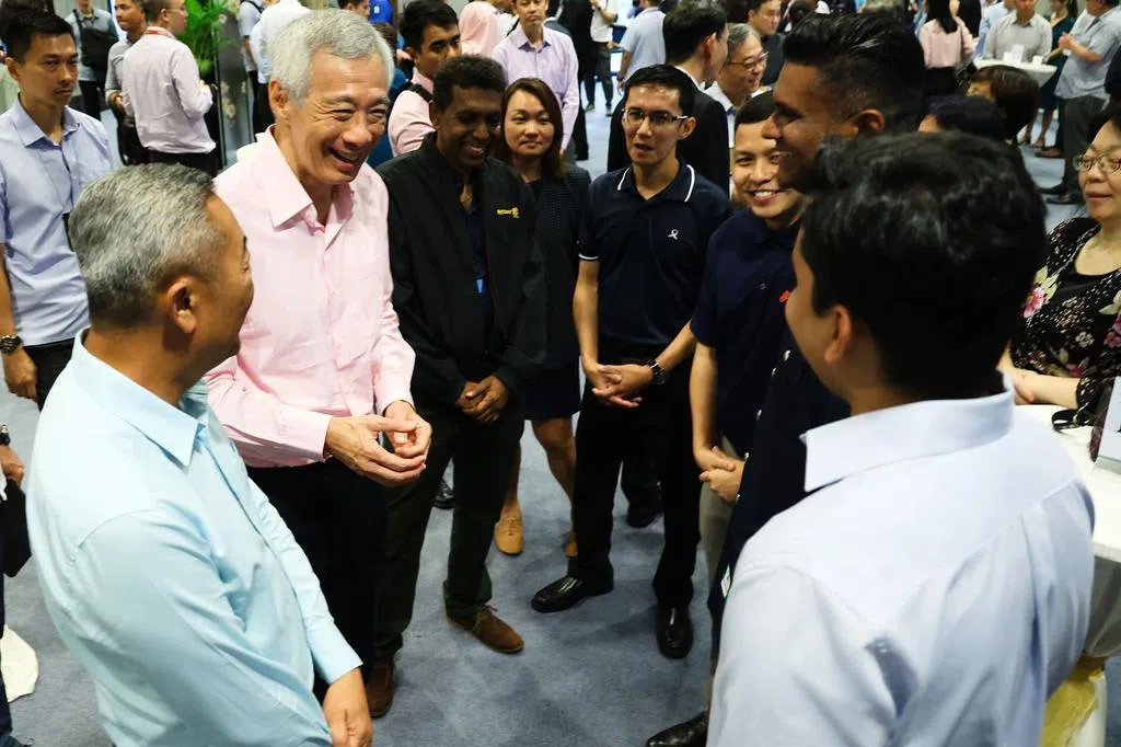 国会全体成员起立鼓掌 感谢抗疫人员无私贡献