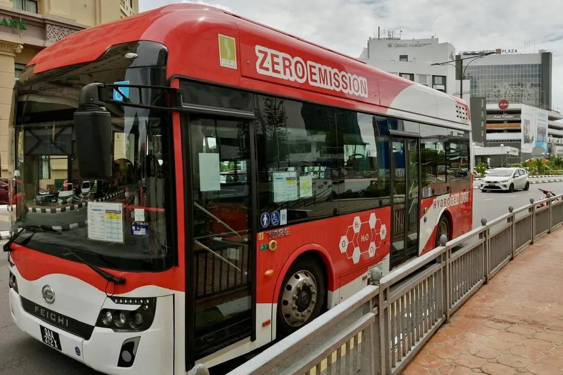 氢能巴士行驶时几乎没有噪音，燃料不足时，只须花几分钟时间加氢，比充电快速得多。（砂拉越地铁公司提供）
