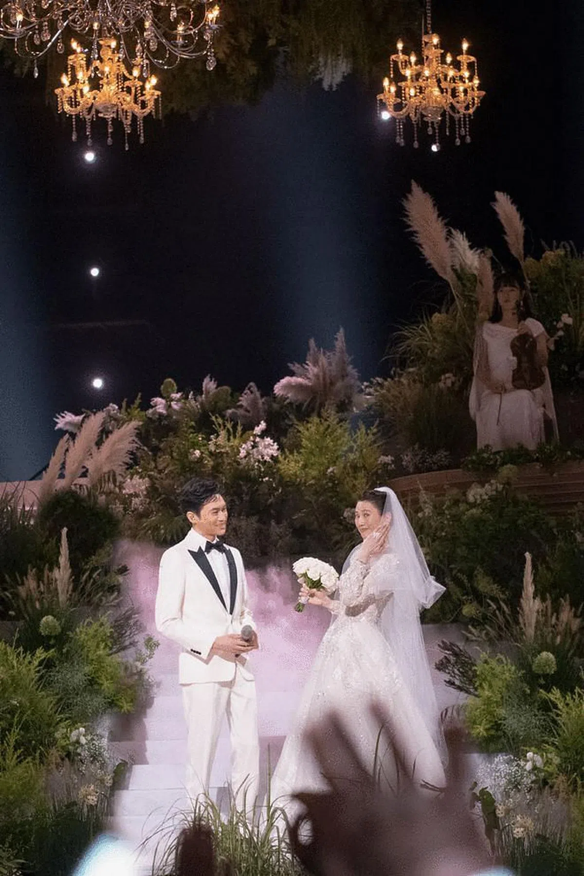 张智霖（左）和袁咏仪在《披荆斩棘的哥哥2》补办婚礼，引起不少争议。（互联网）