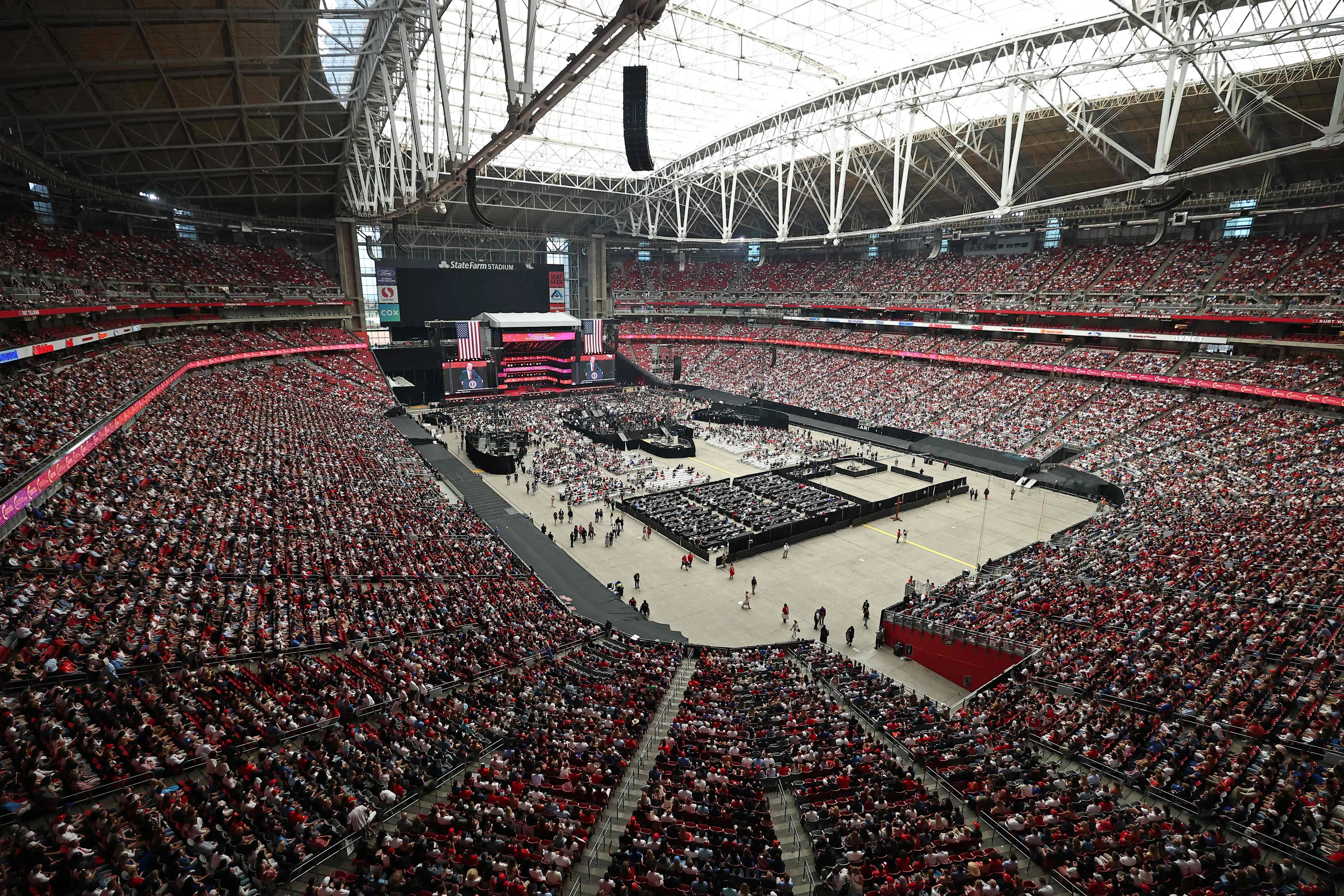 柯克的追悼会在亚利桑那州格伦代尔的州立农场体育场举行，数万名民众到场向他致敬。（法新社）