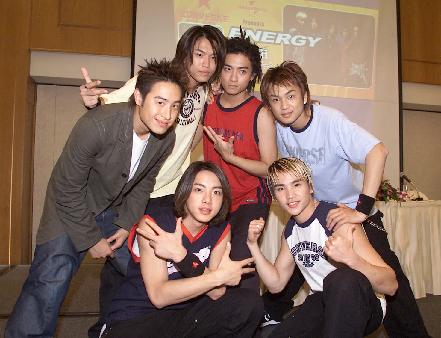 潘玮柏（站者左一）和台湾组合Energy在2003年时曾来新宣传。（档案照）