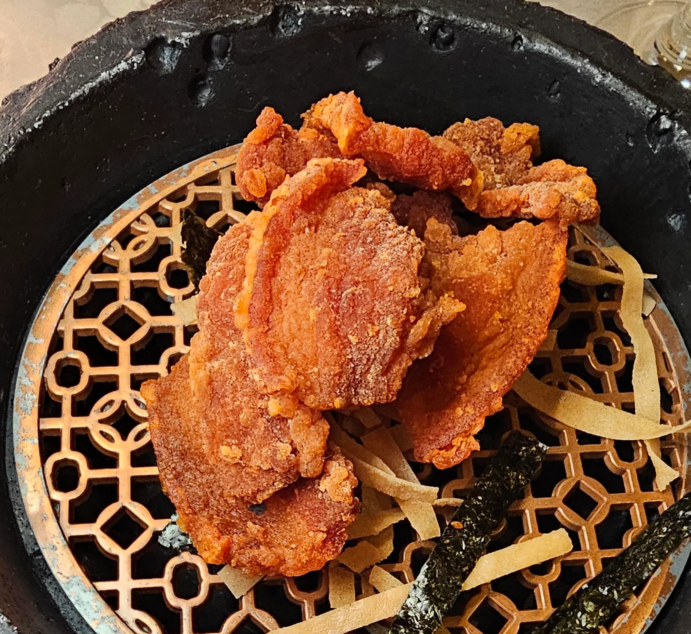 酥炸虾酱黑豚五花肉是洪宋江拿手菜之一。（黄亿敏摄）