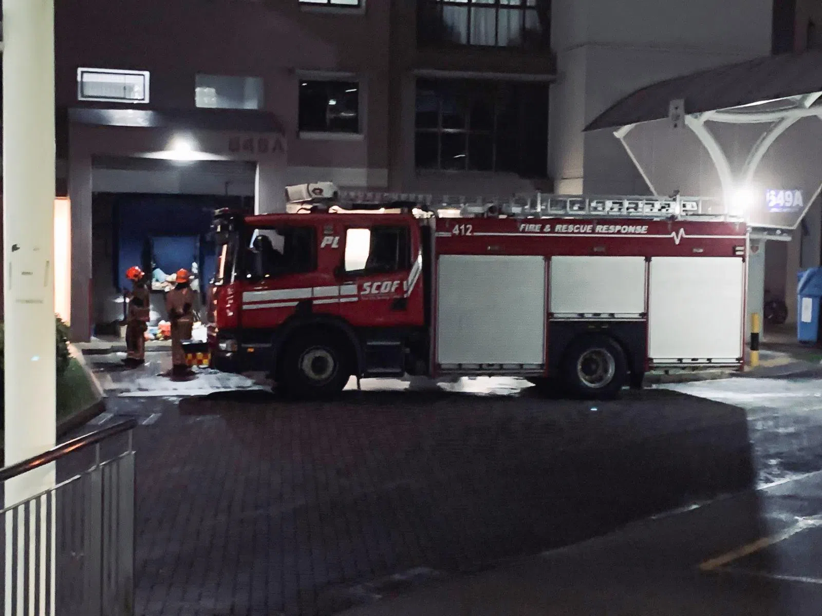 裕廊西61街第649A座组屋楼下的垃圾槽起火，所幸火势在民防部队抵达前已被消防花洒浇灭。（读者提供）