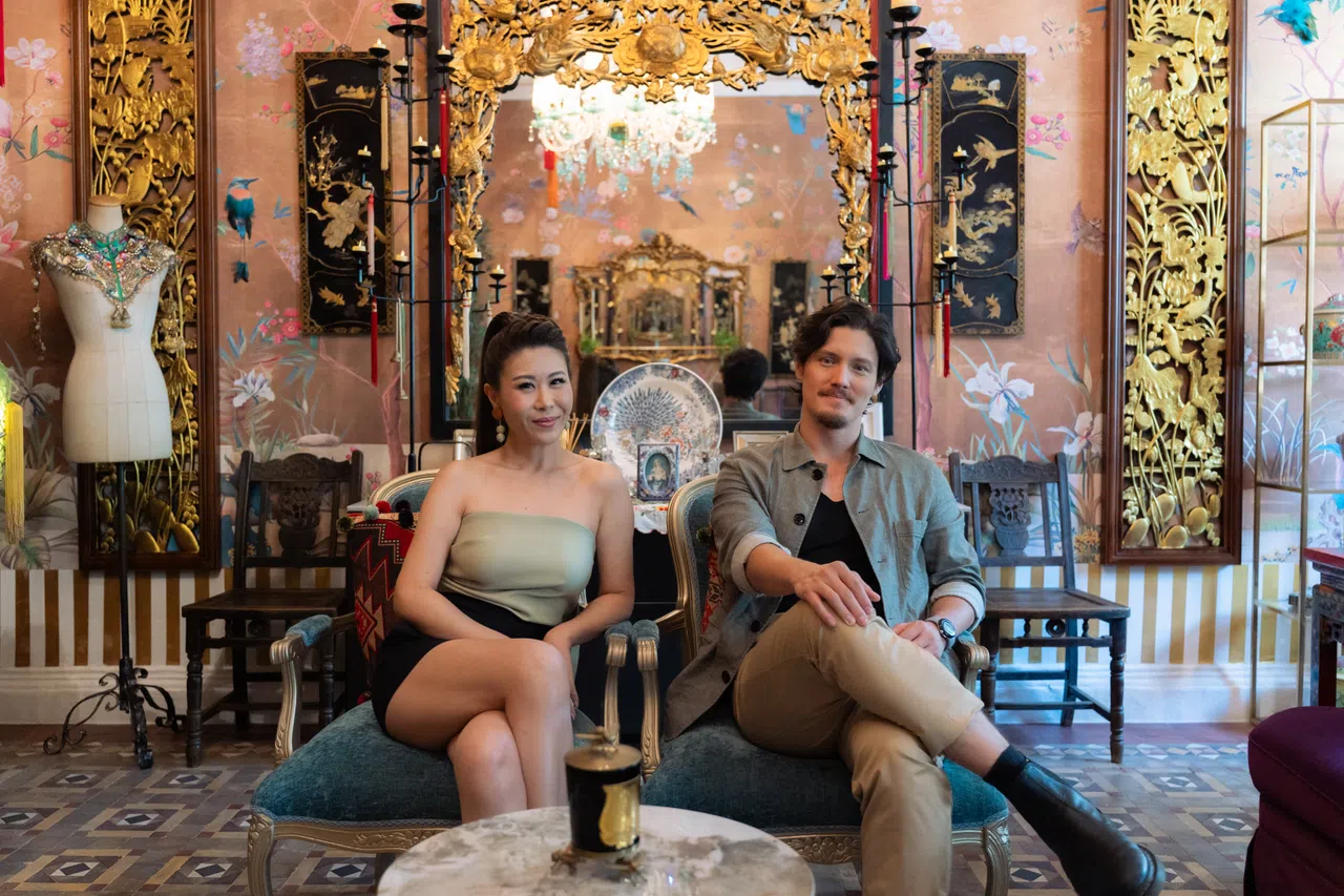 节目7月份来到狮城拍摄，由郑之芳（左）尽地主之谊，除了介绍本地美食，也让周厚安接触了娘惹文化和菜肴。（新传媒提供）