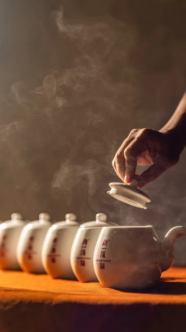 八款汤品经四小时慢炖，充分萃取营养和浓郁风味。（餐馆提供）