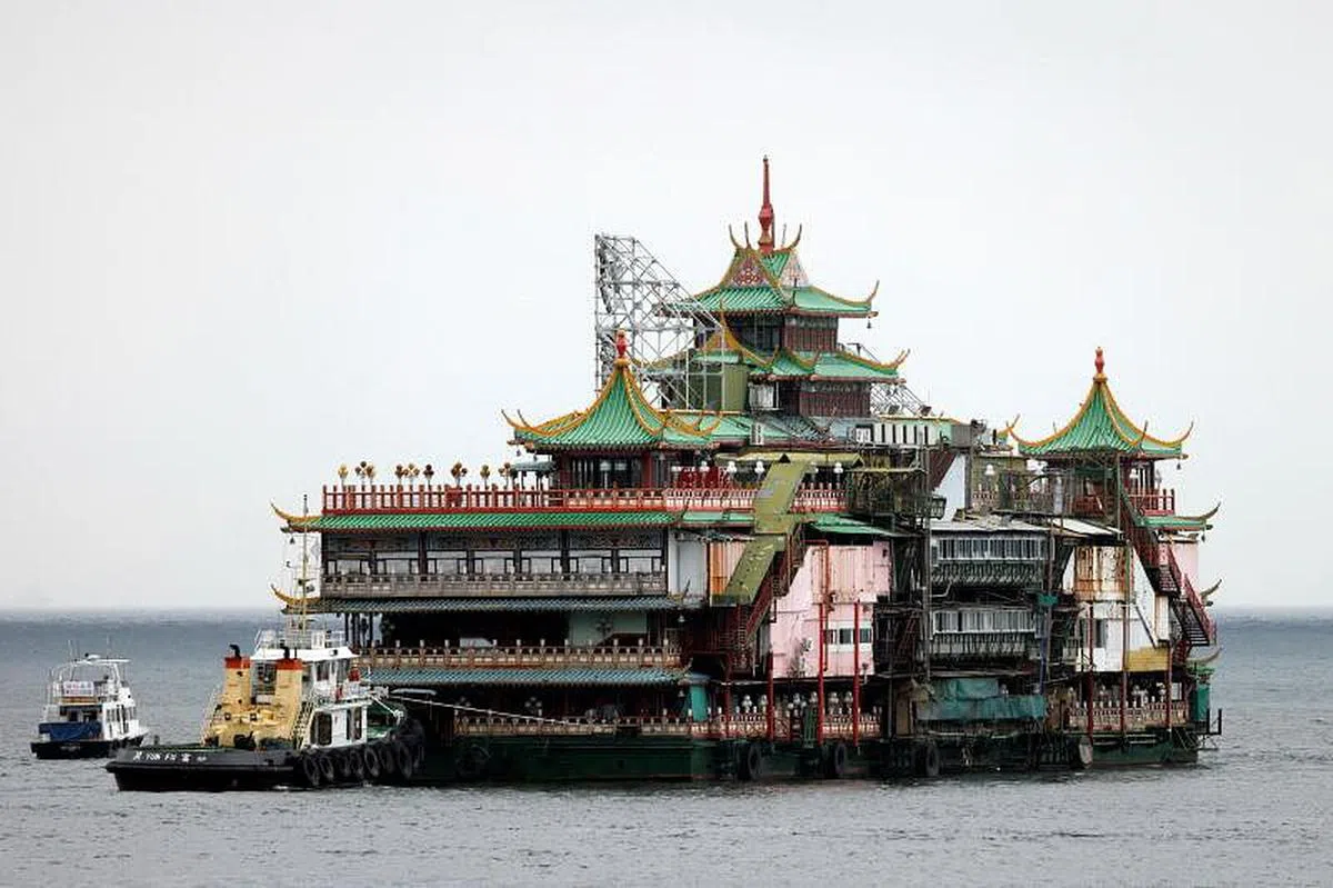 珍宝海鲜舫6月14日在拖船及护航船的协助下移离香港。（路透社）