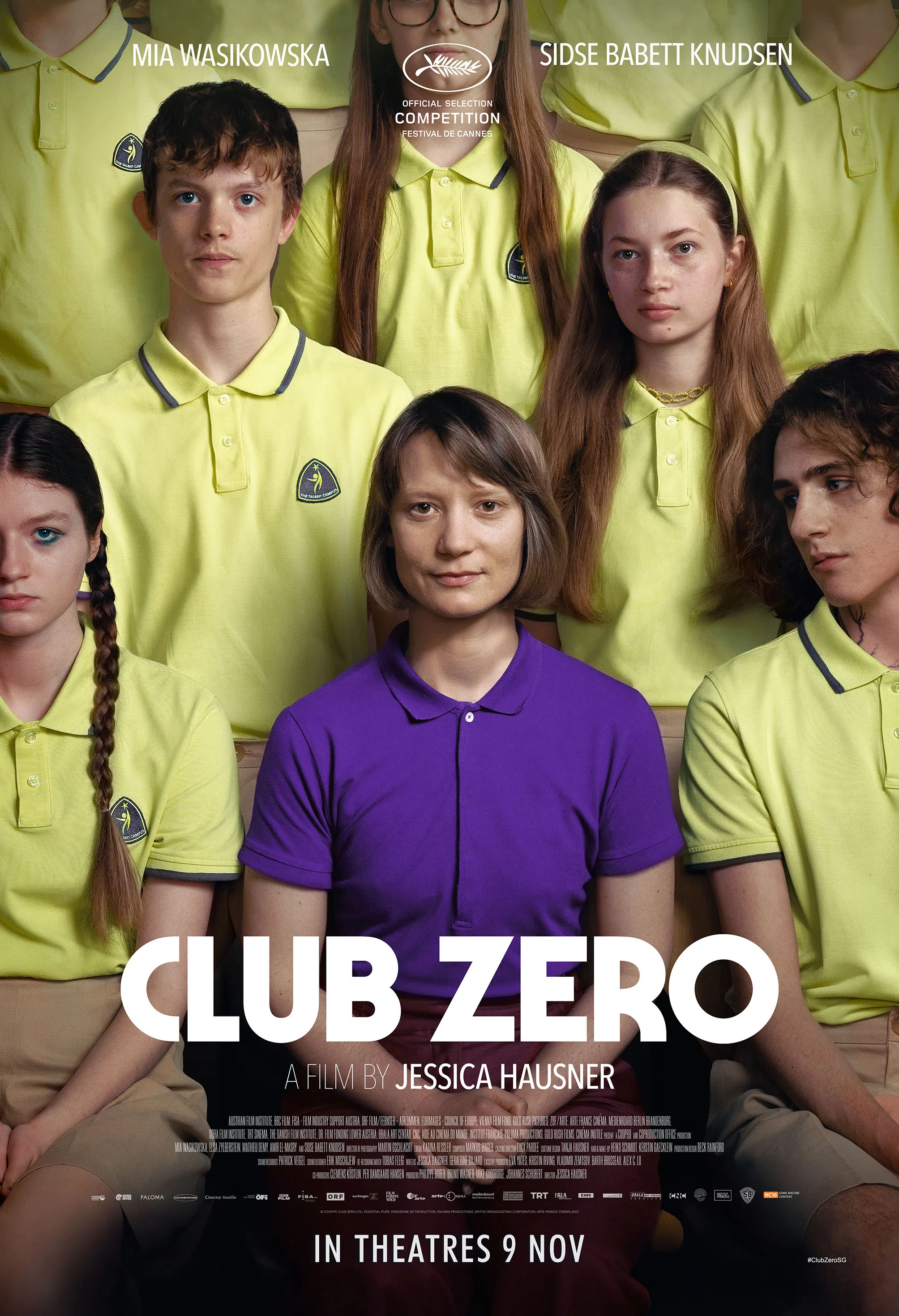 米娅华希科沃斯（紫衣者）饰演邪教老师，表现出彩。（邵氏机构提供）