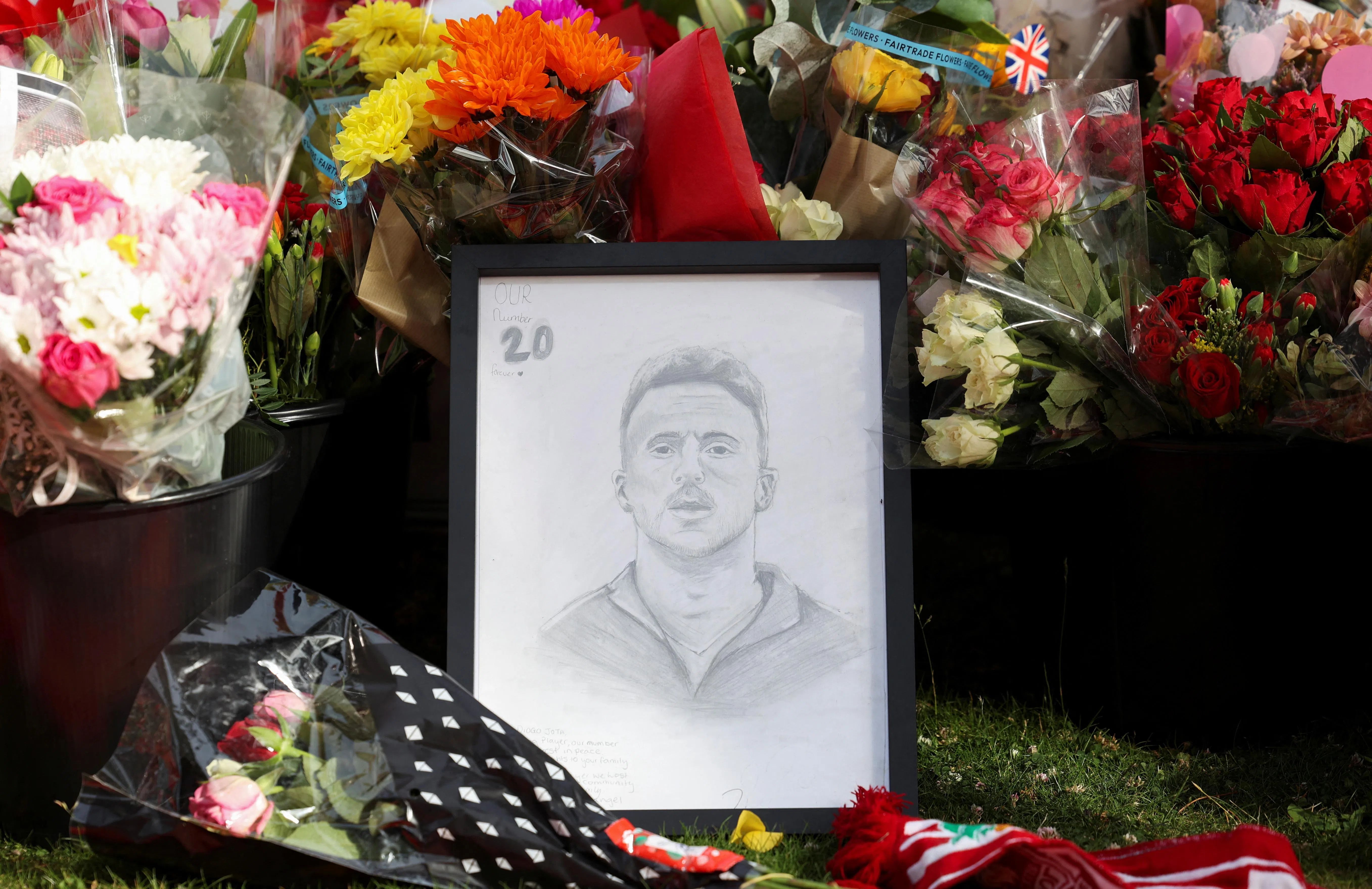 利物浦球迷在安菲尔德球场外留下悼念若塔的物品。（路透社）