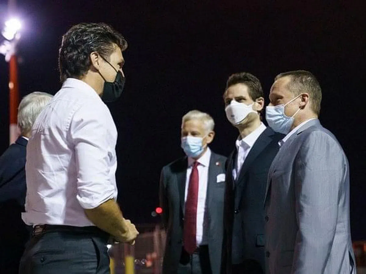 加拿大总理特鲁多（左一）亲自前往卡尔加里机场迎接康明凯（右二）和斯帕弗（右一）。（加拿大政府网站）