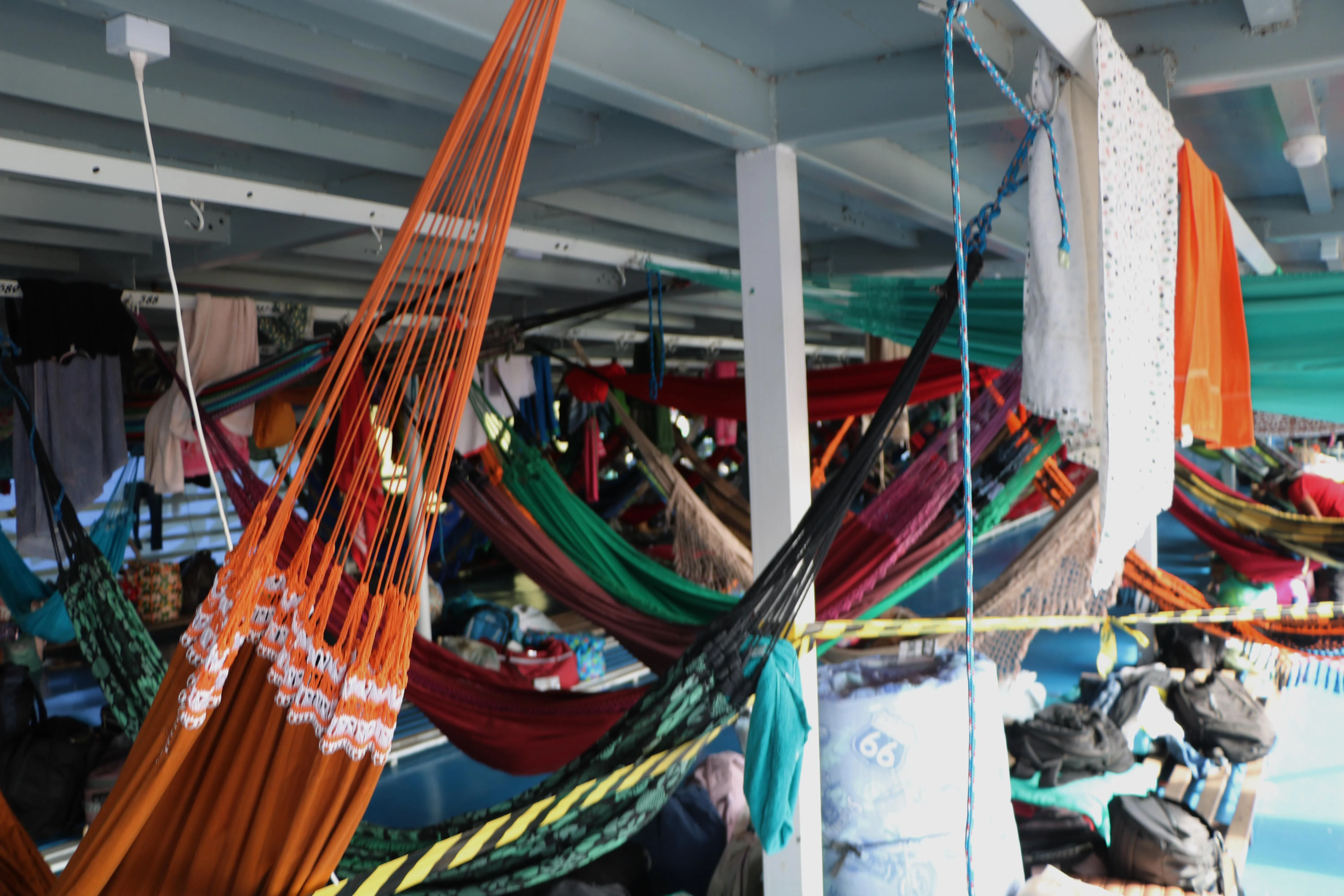 主船第二层设有多个吊床，是原住民和环境爱好者的临时住宿，以应对贝伦住宿供不应求的问题。（蔡玮谦摄）