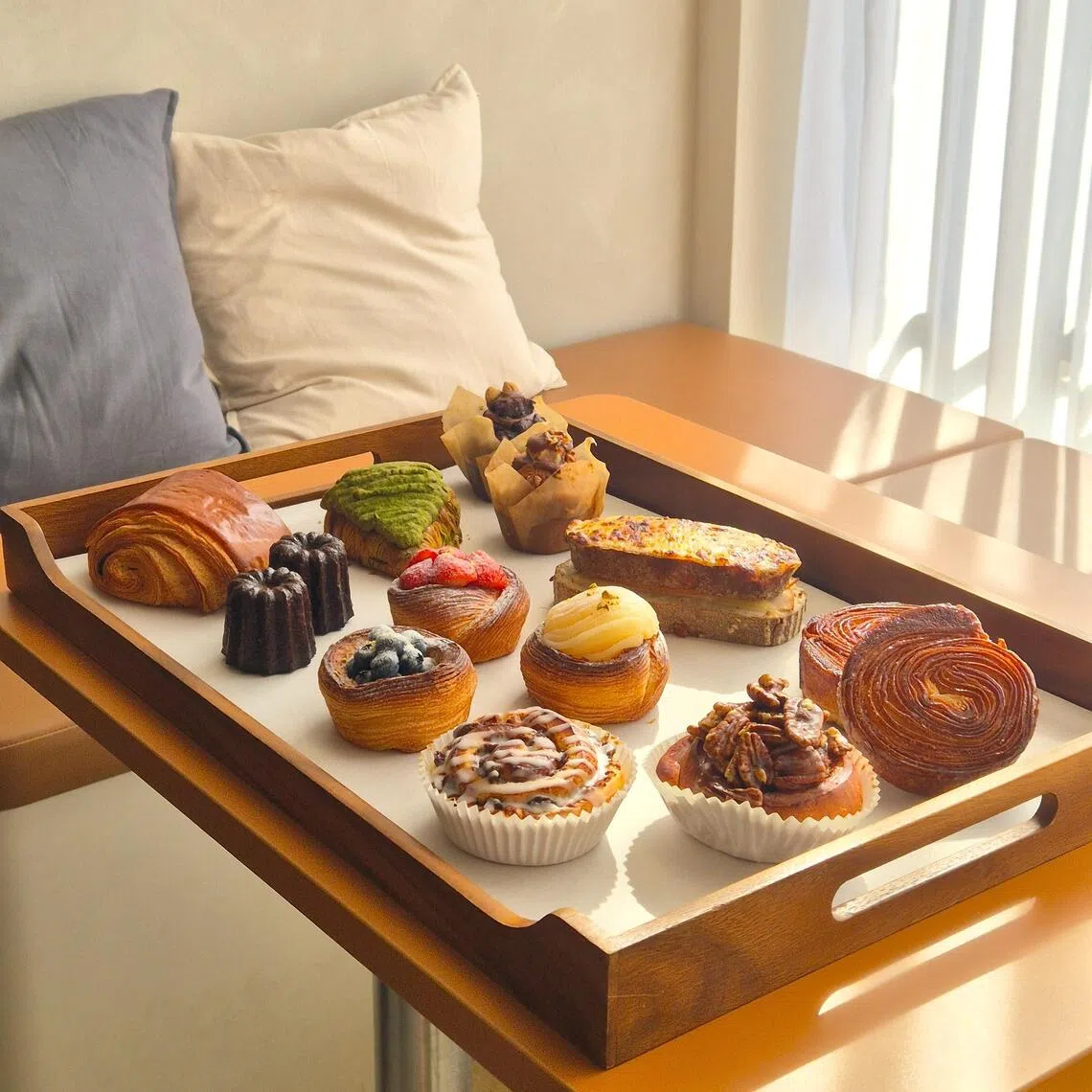 Bakery Brera在国家美术馆咖啡馆有一排座位，阳光透过古雅建筑窗口静静洒落。（陈爱薇摄）