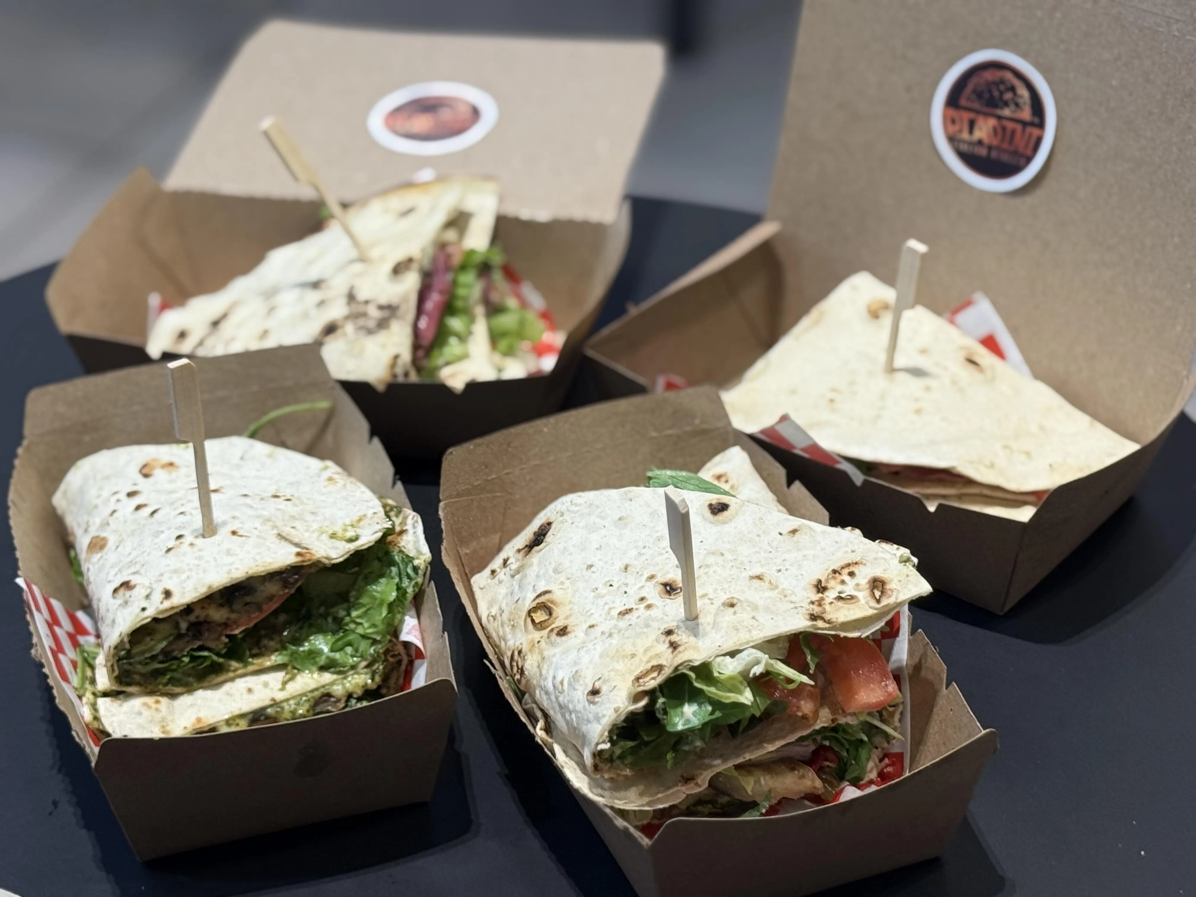 薄脆热香的面饼，夹着帕尔玛火腿、芝士、芝麻菜等多种不同配料，是意大利承载千年传统的街头美食。（叶晓虹摄）