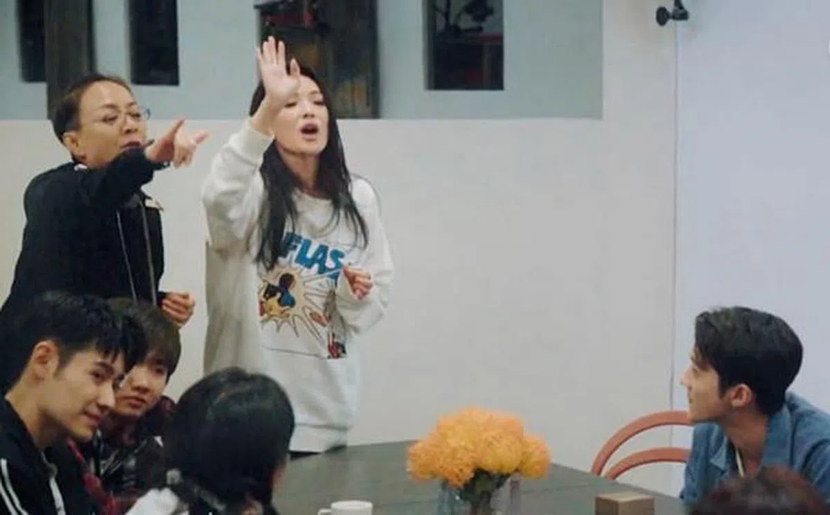 宋丹丹（后排左起）、舒淇在《五十公里桃花坞》里讨论餐费。（视频截图）