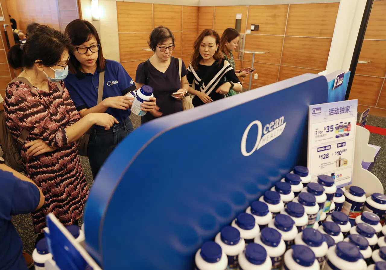 Ocean Health通过本届活动，直接与公众交流，了解需求，并推荐他们适合的保健品。（邬福梁摄）