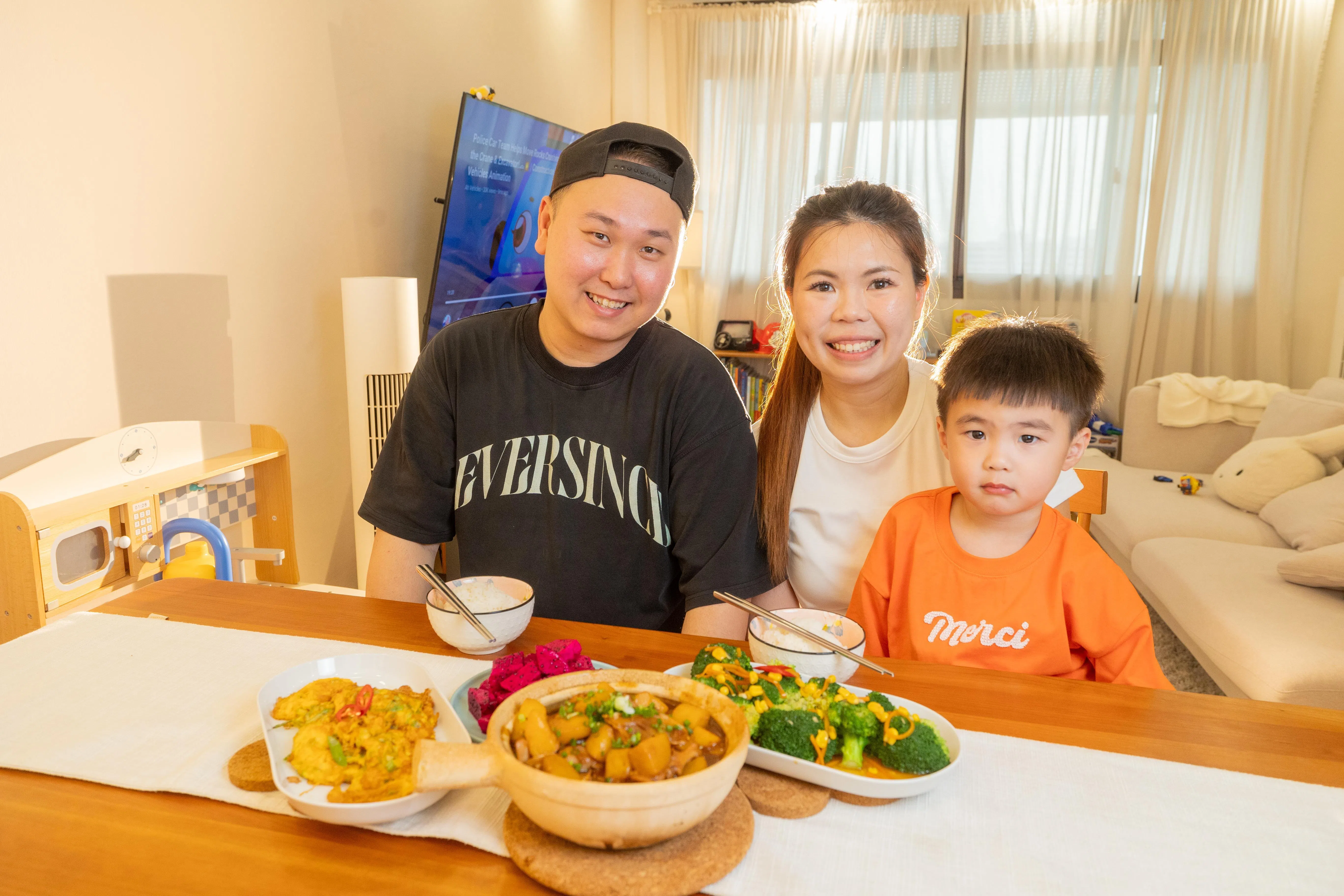 在家经营订餐宅配服务，为顾客准备的晚餐也是林秋怡和先生、孩子的晚餐。（吴先邦摄）