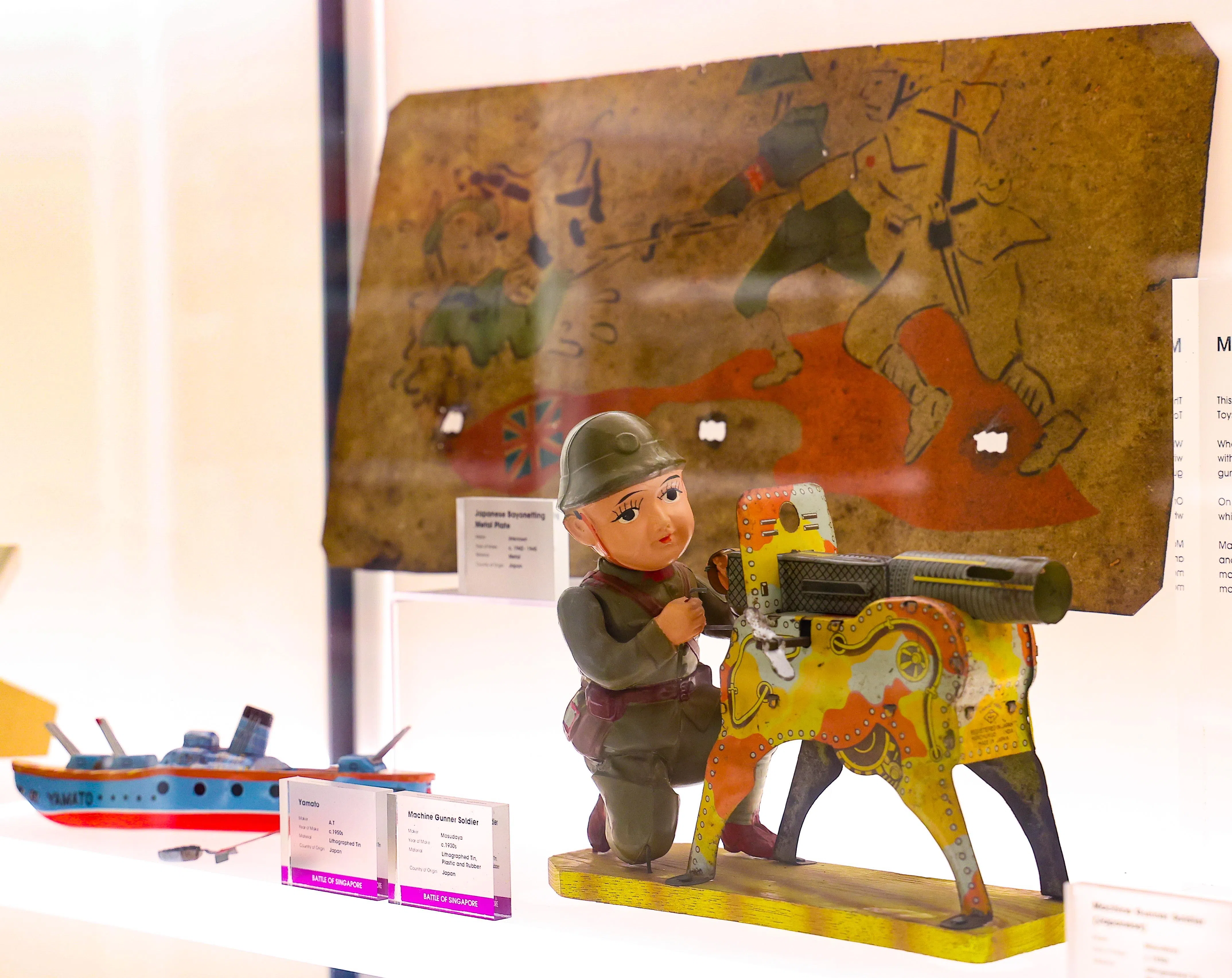 日本宪兵队玩偶体现出玩具在殖民与军国主义背景下所承载的意识形态。（林明顺摄）